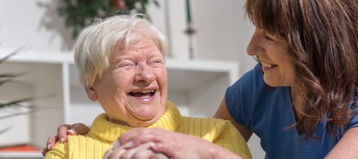 opiekunka z osoba chora na demencje